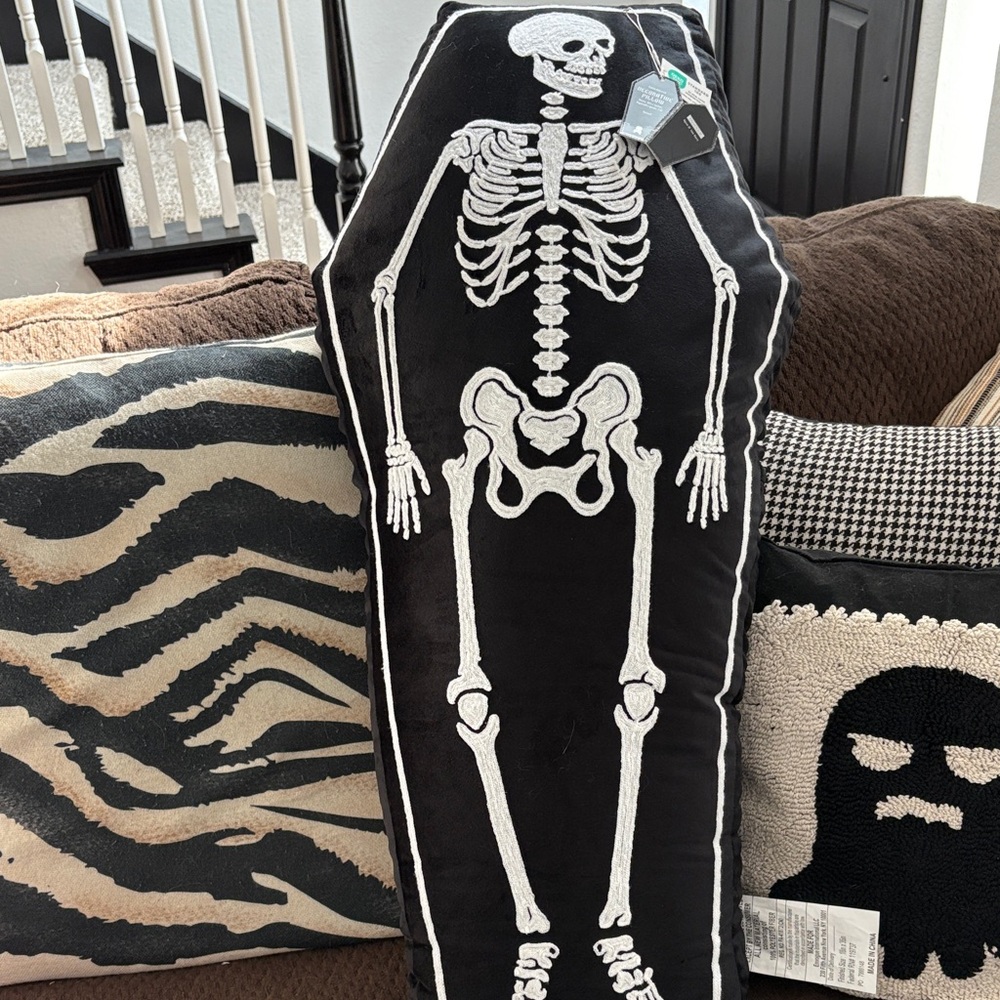 🆕💎RARE💎EN VOGUE Embroidered Skeleton Velvet Accent Pillow, OS